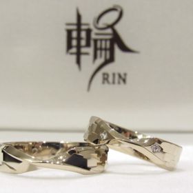 【輪-RIN-の口コミ】 裏表のないメビウスの輪のデザインが
これからを歩む私達の導き、私達の理…