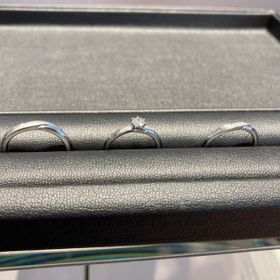 【エクセルコダイヤモンド(EXELCO DIAMOND)の口コミ】 二人の好みと指に似合うかどうか、セットで着けた時の感じで選びました。
…