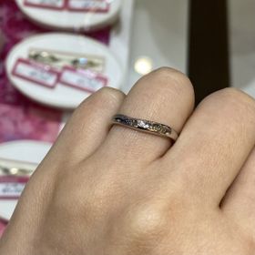 【Petit Marie(プチマリエ)の口コミ】 シンプルですが、ゆるやかなV字になっているデザインです。真ん中に一粒ダ…