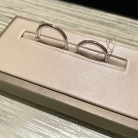 【TRECENTI(トレセンテ)の口コミ】 女性はストレートリングに右上からダイヤモンドラインが入ったもの、男性…