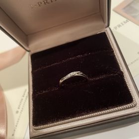 【アイプリモ(I-PRIMO)の口コミ】 ①指が綺麗に見えるウェーブのデザイン
②結婚指輪の平均的な価格に比べて良…