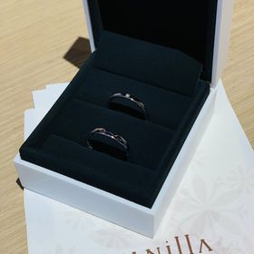 【FOREVERMARK(フォーエバーマーク)の口コミ】 二人ともシンプルだが、何か特徴があって丈夫な指輪を探していたので（笑…