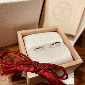 【TOMOE(トモエ)の口コミ】 巴というブランドの柔花という指輪です。
緩いS字を描いており、指が長く…