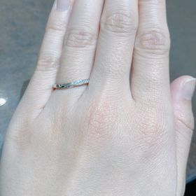 【俄(にわか)の口コミ】 ゆるやかなVとウェーブが混ざったようなデザインです。V字を境にダイヤの…