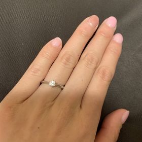 【銀座ダイヤモンドシライシの口コミ】 中心に向かって細くなるデザインに惹かれました。
ダイヤモンドについても…