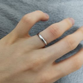 【ケイウノ ブライダル(K.UNO BRIDAL)の口コミ】 デザインが１番の決め手でした。
婚約者さんとインターネットで結婚指輪を…