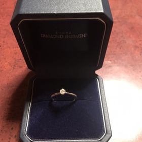 【銀座ダイヤモンドシライシの口コミ】 購入前から派手なものがあまり好きではなく形もひねっているようなデザイ…