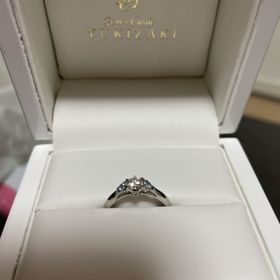 【YUKIZAKI BRIDAL(ユキザキブライダル)の口コミ】 ダイヤの両サイドに水色の宝石を入れてくれたこと。対応してくださったス…