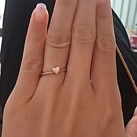 【Douxmiere bijou SOPHIA(ドゥミエール ビジュソフィア)の口コミ】 リングが華奢でダイヤが大きく見え、シンプルなので普段使いにも向いてい…