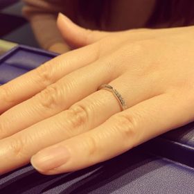 【銀座ダイヤモンドシライシの口コミ】 ハーフエタニティで探していて、このデザインが気に入りました。リボンみ…