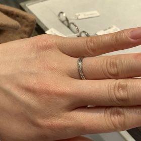 【STAR JEWELRY(スタージュエリー)の口コミ】 ぐるりと小さなダイヤが半周しているデザインで、とても素敵な指輪でした…