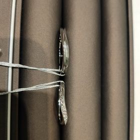 【アイプリモ(I-PRIMO)の口コミ】 ウェーブなので指に馴染みやすく、ダイヤの数も婚約指輪に合わせてダブル…