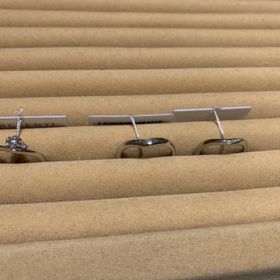 【TRECENTI(トレセンテ)の口コミ】 デザインが可愛いです。婚約指輪の方は花になっててダイヤとピンクダイヤ…