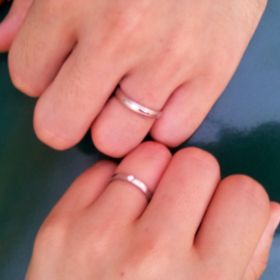 【アイプリモ(I-PRIMO)の口コミ】 細身のストレートリングを探していたのですが、どこか一捻りほしい気持ち…