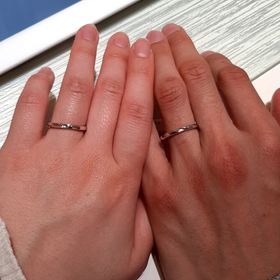 【TRECENTI(トレセンテ)の口コミ】 デザインはストレート、彫りがあって、素材はプラチナ。太すぎず細すぎず…