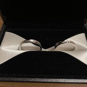 【エクセルコダイヤモンド(EXELCO DIAMOND)の口コミ】 指輪のデザインが気に入り決めました。一般的な細身のデザインと違い、若…