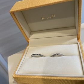 【ケイウノ ブライダル(K.UNO BRIDAL)の口コミ】 女性用は程よくダイヤが入っており、男女共にウェーブ仕様のため、シンプ…