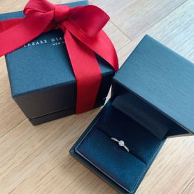 【ラザール ダイヤモンド(LAZARE DIAMOND)の口コミ】 シンプルなようでシンプルすぎず、真ん中に向かって絞りのあるデザインが…