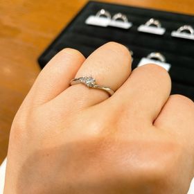 【TRECENTI(トレセンテ)の口コミ】 ウェーブデザインで、シンプルになりすぎないデザインが良かったです。
私…