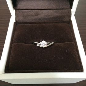 【アイプリモ(I-PRIMO)の口コミ】 正面から見るとV型となっており指が長く見えるデザインであることと、キャ…