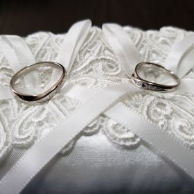 【SIND BAD(シンドバット)の口コミ】 両方とも指輪の内側に私の誕生石のサファイアを。
私の指輪には表にもサフ…