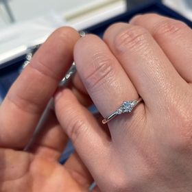 【銀座ダイヤモンドシライシの口コミ】 横から見たデザインに一目惚れして決めました。つけ心地も今まで試着した…