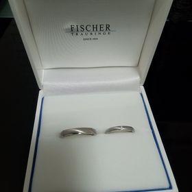 【FISCHER(フィッシャー)の口コミ】 指輪のデザインはいろいろ見たけどシンプルでも珍しく斜めに光のラインが…