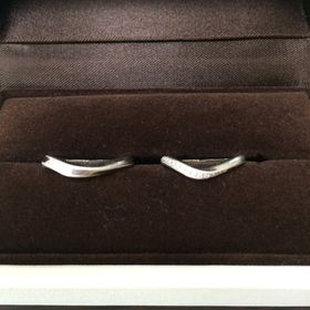 【アイプリモ(I-PRIMO)の口コミ】 婚約指輪を先に決めたのですが、正面からの形が同じV型となっていてセット…