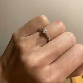 【銀座ダイヤモンドシライシの口コミ】 シンプルだが、よく見るとウェーブがかかり、でも他の指輪と重ね付けした…