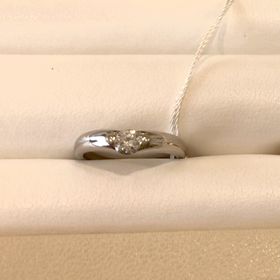 【EYE JEWELRY UMAKI(アイジュエリー ウマキ)】の口コミ ダイヤモンドの立て爪のないタイプの指輪なので、着用しても引っかかること...