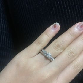 【エクセルコダイヤモンド(EXELCO DIAMOND)の口コミ】 婚約指輪はキラキラしているものが良く、ハーフエタニティに一粒ダイヤの…