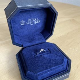 【ROYAL ASSCHER(ロイヤル・アッシャー)の口コミ】 指輪自体のデザインが素敵であったのはもちろん、【過去、現在、未来が輝…