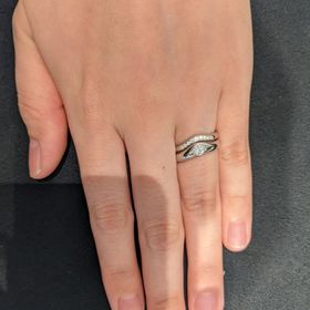 【ティファニー(Tiffany & Co.)の口コミ】 V字型の婚約指輪、結婚指輪のセットです。こちらの婚約指輪は結婚指輪とし…