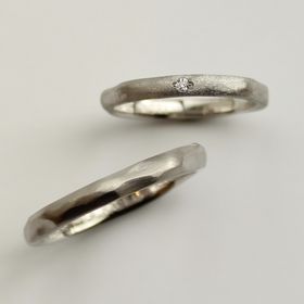 【ringram(リングラム)の口コミ】 2人で手作りできることが第一優先でした。
そして、素材感がマットで、表…