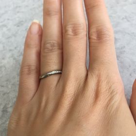 【俄(にわか)の口コミ】 真ん中にダイヤがある形は良くあるので、それが片側だけにあったことが他…