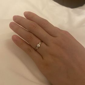 【出雲結(いずもゆい)の口コミ】 デザインが購入の決め手になりました．リング部分がプラチナで台座の部分…