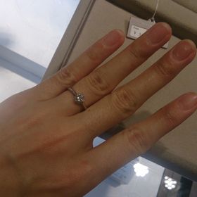 【ICHAROI(イサロイ)】の口コミ こちらのデザインは、石座がとても凝っているため、ダイヤモンドが強調され...