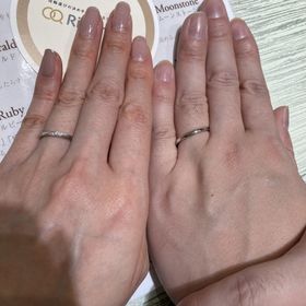 【TRECENTI(トレセンテ)の口コミ】 斜めにダイヤが入っていて指が綺麗に見えるデザインと、リングの内側の加…