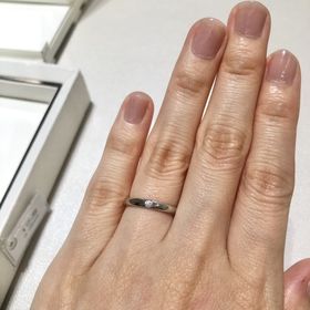 【MIKIMOTO(ミキモト)の口コミ】 定番の一粒ダイヤのストレート型の結婚指輪です。飽きの来ないデザインの…