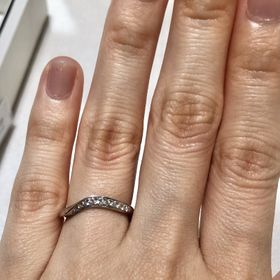 【MIKIMOTO(ミキモト)の口コミ】 緩やかなV字が若干ツイストしてそこにメレダイヤが載っている、あまり見た…