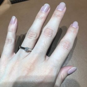 【ブシュロン(BOUCHERON)の口コミ】 シンプルなソリーテールのタイプにしました。構築的なデザインで、モダン…