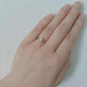 【銀座ダイヤモンドシライシの口コミ】 ホームページで色々なデザインを見て、店舗でもいくつか試着し、華奢なデ…