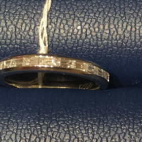 【銀座ダイヤモンドシライシの口コミ】 バゲットカットのハーフエタニティを探していたのですが、この商品はネッ…