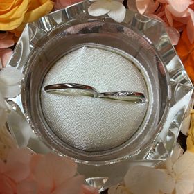 【俄(にわか)の口コミ】 ウェーブがかかったデザインで指が綺麗に見えます。
エンゲージとマリッジ…