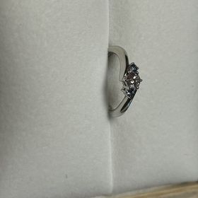 【Only You(オンリーユー)の口コミ】 ゼクシィの指輪特集で見て、一目惚れしました！
真ん中のダイヤと左右に青…