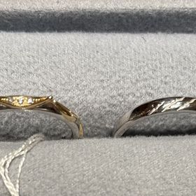 【ケイウノ ブライダル(K.UNO BRIDAL)の口コミ】 ベルの黄色のドレスをイメージしたリングと、野獣の爪痕が入っているリン…