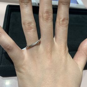 【TRECENTI(トレセンテ)の口コミ】 斜めにダイヤモンドが入っており、指が細長く見えてとても良かったです。…