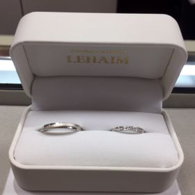 【LEHAIM(レハイム)の口コミ】 婚約指輪との重ねづけも考え、かつ2人らしい結婚指輪をと選びました。

シ…