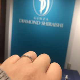 【銀座ダイヤモンドシライシの口コミ】 中々ないデザインで、シンプルの中に個性光る指輪です。
遠くから見ると一…