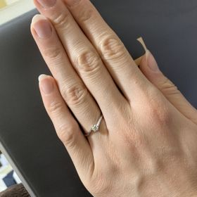 【銀座ダイヤモンドシライシの口コミ】 指輪のデザインがとても良く、サイドに
散らばらられている小さなダイヤモ…